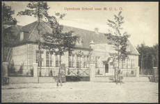 17040 Gezicht op de openbare school voor M.U.L.O. (Van Dijcklaan 4) te Bilthoven (gemeente De Bilt).